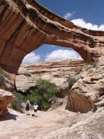The parents admiring the bridge - Natural Bridges National Monument (Utah, USA)