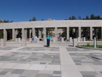 Mum at the entrance to Mt Rushmore - Mount Rushmore National Memorial (South Dakota, USA)
