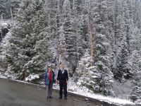 Parents in the snow near Sylvan Pass - Yellowstone National Park (Wyoming, USA)