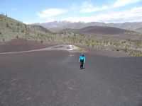 Mum climbing the Inferno Cone - Craters of the Moon National Monument (Idaho, USA)