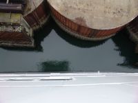 Looking over the edge of the ferry - Ferry from Vancouver to Vancouver Island (British Columbia, Canada)