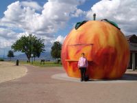 Mum next to a giant peach - Penticton (British Columbia, Canada)