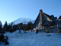 Paradise Inn in the shadow of Mt Rainier - Mt Rainier National Park (Washington, USA)