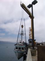 Lifting the boat out of the water - Port Orford (Oregon, USA)