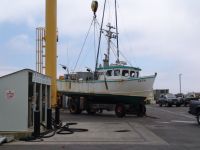 Lowering the boat onto a trailer - Port Orford (Oregon, USA)